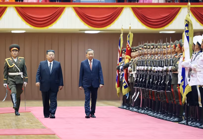Le secrétaire général du PCV To Lam (droite) et le secrétaire général du Parti du travail de Corée et président de la Commission des affaires d’État de la RPDC Kim Jong Un passent en revue la garde d'honneur. Photo : VNA
