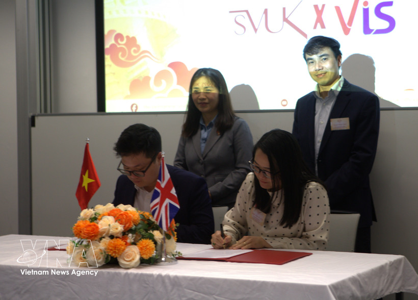 Un protocole d’accord a été signé entre l’Association des étudiants vietnamiens au Royaume-Uni et l’Association des intellectuels vietnamiens au Royaume-Uni et en Irlande. Photo : VNA