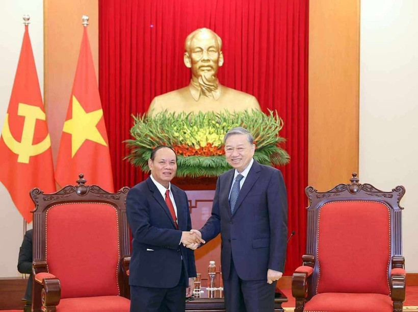 Le secrétaire général du Parti communiste du Vietnam, Tô Lâm serre la main du vice-Premier ministre lao et ministre de la Sécurité publique Vilay Lakhamphong, à Hanoi, le 12 janvier. Photo: VNA