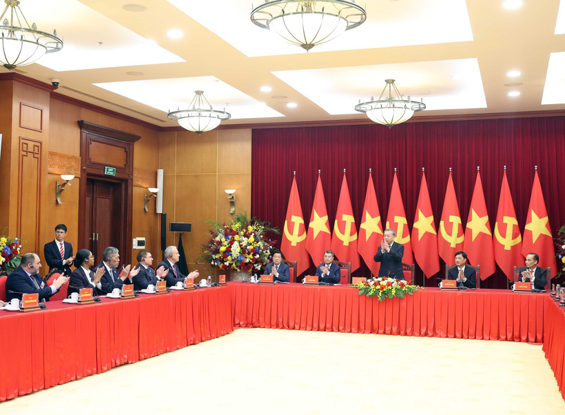 Le secrétaire général du Parti communiste du Vietnam Tô Lâm, a reçu, le 1er septembre à Hanoï, une délégation de dirigeants et représentants de Partis politiques venus d’Asie, d’Europe, d’Amérique et d’Afrique venus pour la Fête nationale. Photo : VNA