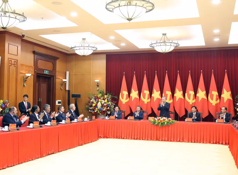 Le secrétaire général du Parti communiste du Vietnam Tô Lâm, a reçu, le 1er septembre à Hanoï, une délégation de dirigeants et représentants de Partis politiques venus d’Asie, d’Europe, d’Amérique et d’Afrique venus pour la Fête nationale. Photo : VNA