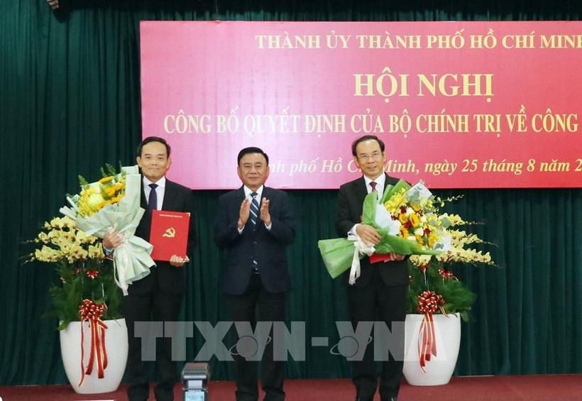 Tran Luu Quang (1er à gauche) nommé secrétaire du Comité du Parti de Hô Chi Minh-Ville