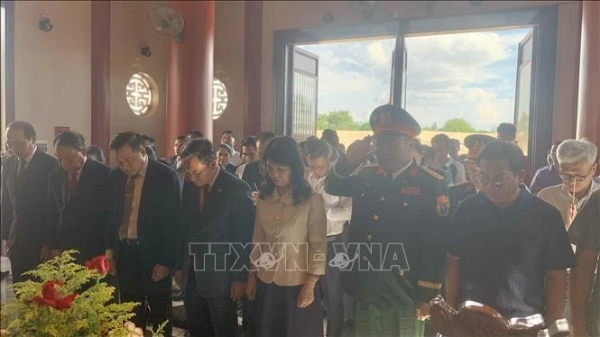 Les délégués rendent hommage au Président Ho Chi Minh. Photo : VNA