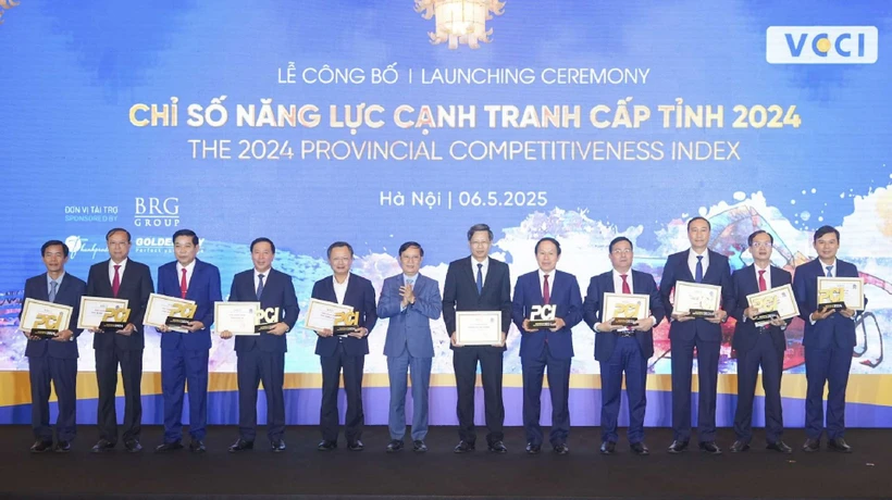 La cérémonie de remise de certificats aux dirigeants des villes et provinces dans le top 10 des localités ayant les scores ICP les plus élevés en 2024. Photo : baophutho