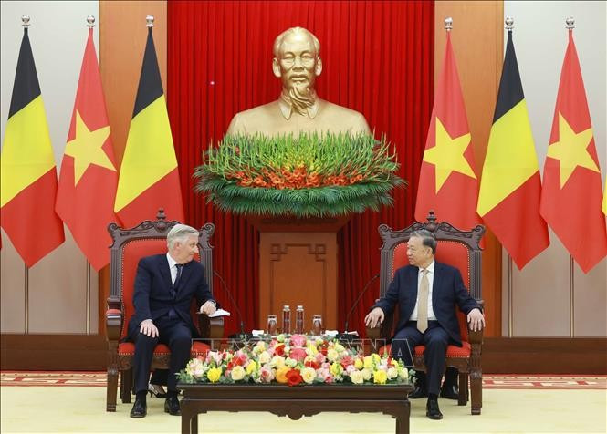 Le secrétaire général du Comité central du Parti communiste du Vietnam To Lam (droite) a reçu le 1er avril à Hanoï le roi Philippe de Belgique, en visite d'État au Vietnam. Photo : VNA