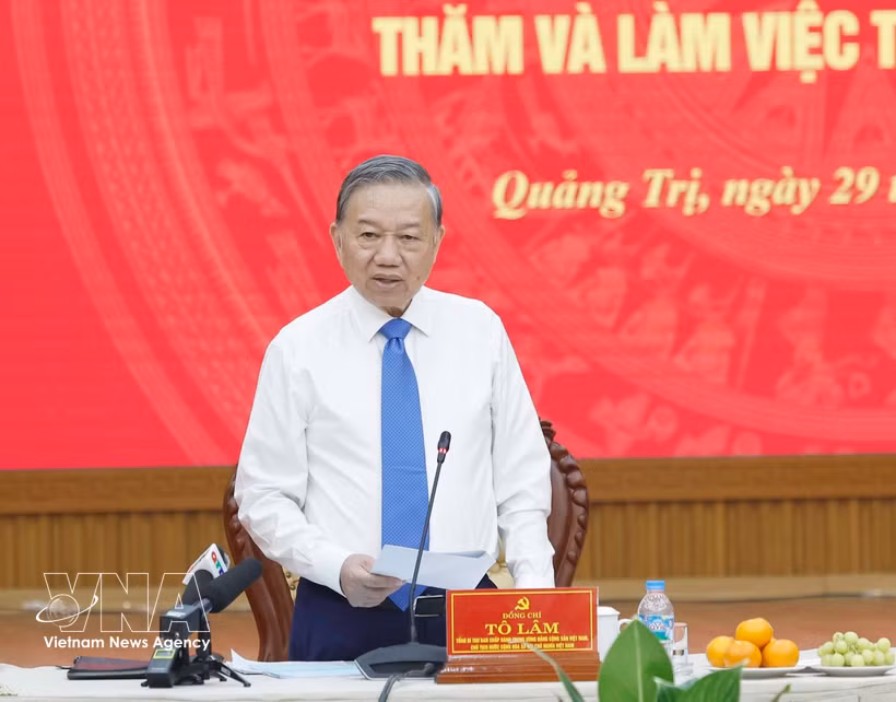 Le secrétaire général du Parti, président To Lam prend la parole lors d'une séance de travail avec le Comité permanent du Comité du Parti de la province de Quang Tri. Photo : VNA