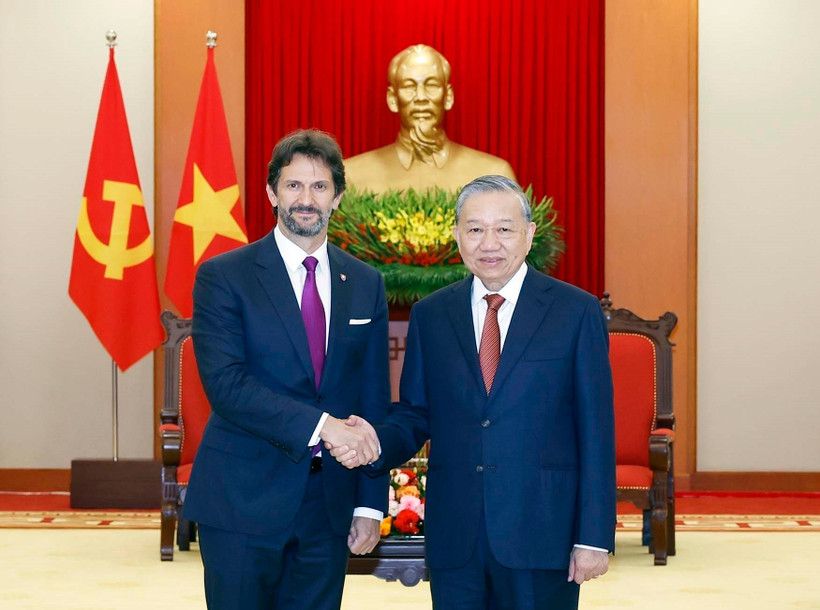 Le secrétaire général du Parti communiste du Vietnam (PCV) To Lam (droite) a reçu à Hanoï le vice-Premier ministre et ministre slovaque de la Défense, Robert Kaliňák. Photo : VNA