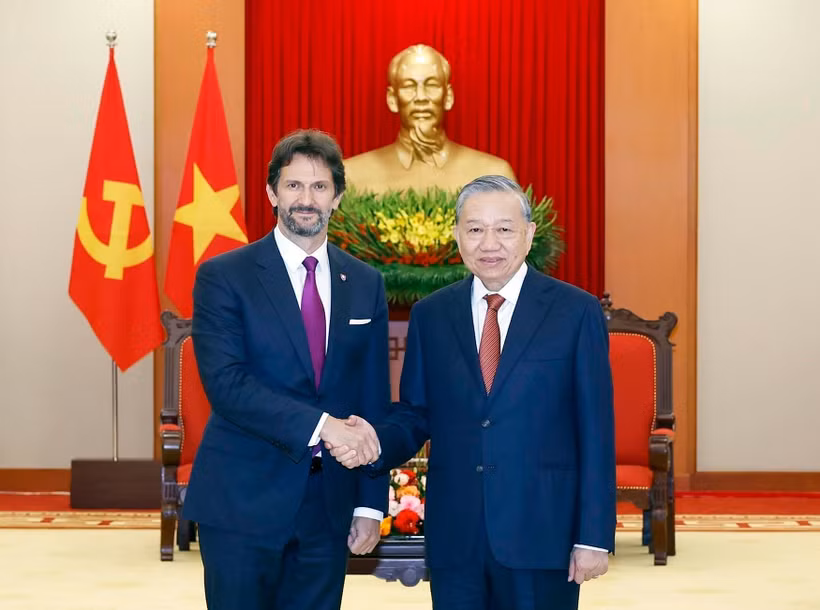 Le secrétaire général du Parti communiste du Vietnam (PCV) To Lam (droite) a reçu à Hanoï le vice-Premier ministre et ministre slovaque de la Défense, Robert Kaliňák. Photo : VNA