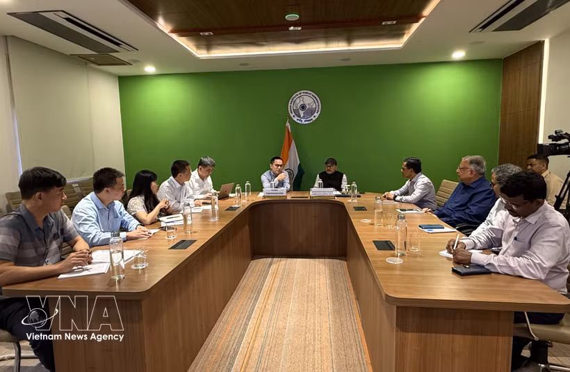 La séance de travail entre des responsables de l’Académie des sciences sociales du Vietnam et ceux de l’Institut indien d’administration publique. Photo : VNA