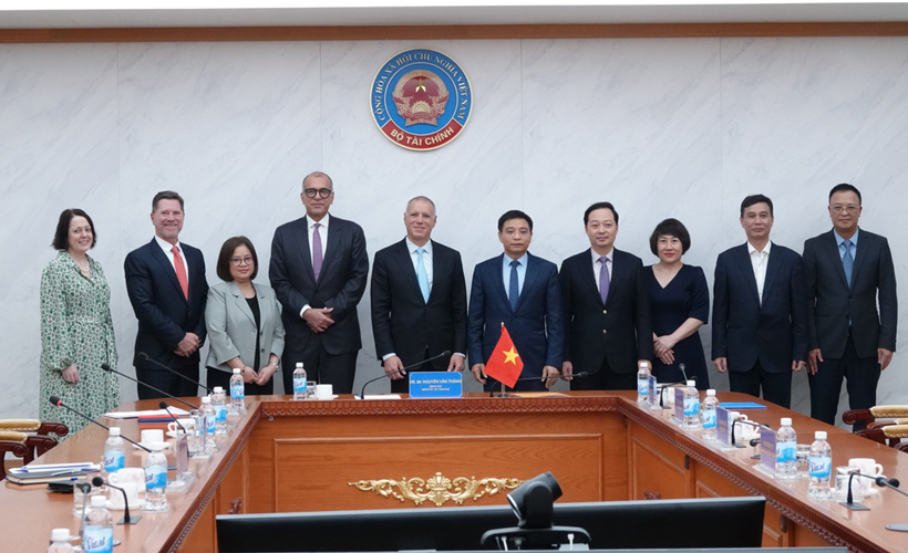 Le ministre des Finances Nguyen Van Thang et la délégation du groupe HSBC, conduite par Georges Elhedery, directeur général de HSBC. Photo : ministère des Finances