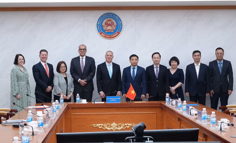 Le ministre des Finances Nguyen Van Thang et la délégation du groupe HSBC, conduite par Georges Elhedery, directeur général de HSBC. Photo : ministère des Finances