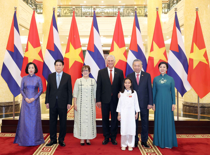 Le secrétaire général To Lam (2e à droite) et son épouse, le président Luong Cuong (2e à gauche) et son épouse, le premier secrétaire du Parti communiste de Cuba, le président cubain Miguel Díaz-Canel Bermúdez et son épouse posent une photo. Photo : VNA