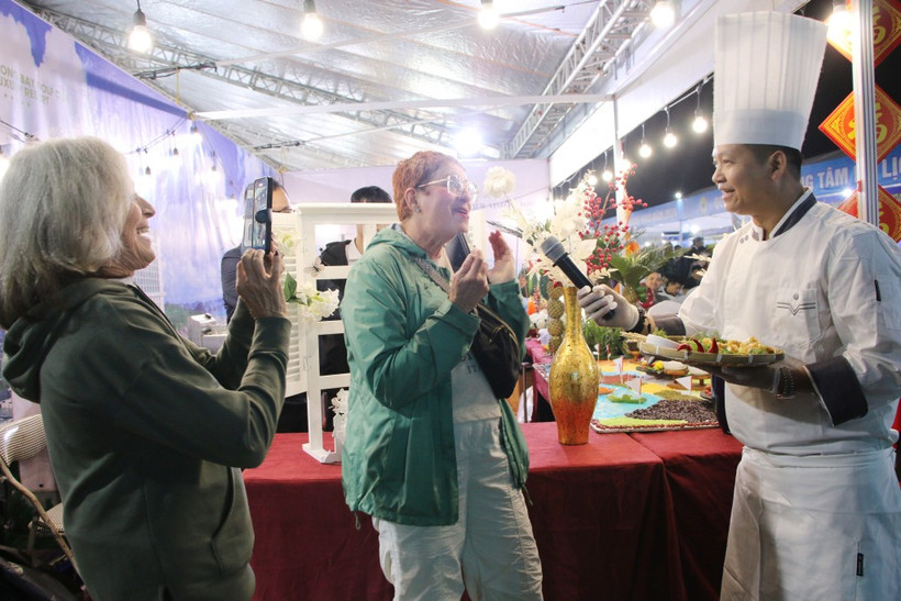 Des touristes au Festival gastronomique de Quang Ninh 2024. Photo : VNA