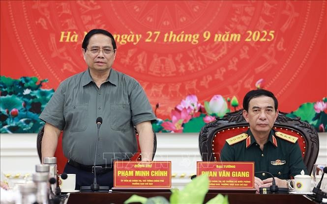 Le PM Pham Minh Chinh travaille avec les dirigeants de la Commission militaire centrale et du ministère de la Défense nationale sur le développement de l'industrie de la défense. Photo : VNA