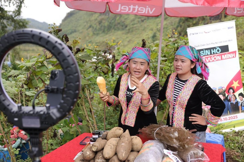 Des agriculteurs de Lai Chau diffusent en direct sur TikTok pour vendre leurs produits agricoles. Photo : VietnamPlus