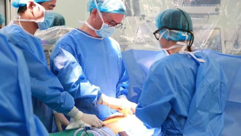 L'Hôpital militaire central 108 a réalisé avec succès la première transplantation cardiaque artificielle partielle de troisième génération (LVAD - Heart Mate3) au Vietnam. Photo : Hôpital militaire central 108