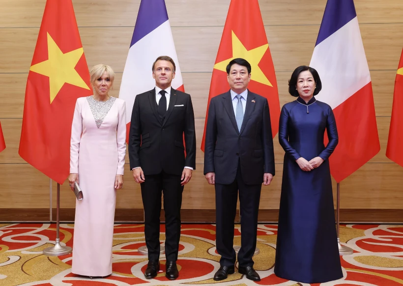 Le président Luong Cuong (2e à droit), son épouse et le président français Emmanuel Macron et son épouse. Photo : VNA