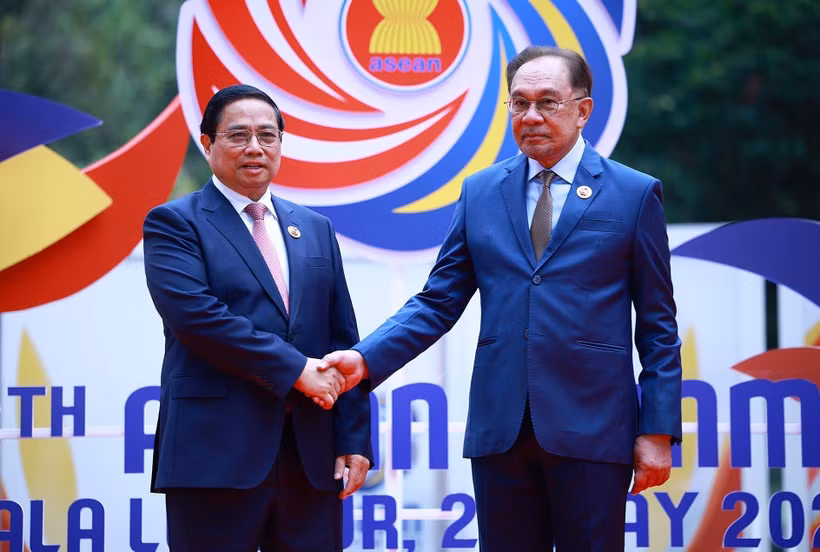 Le Premier ministre malaisien Anwar Ibrahim accueille le Premier ministre Pham Minh Chinh (gauche). Photo : VNA