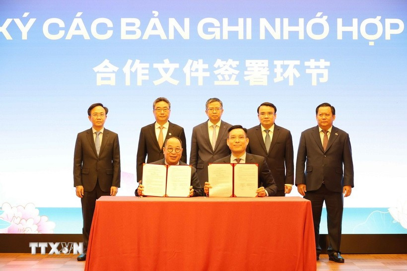 Signature des accords de coopération entre des entreprises vietnamiennes et chinoises Photo : VNA