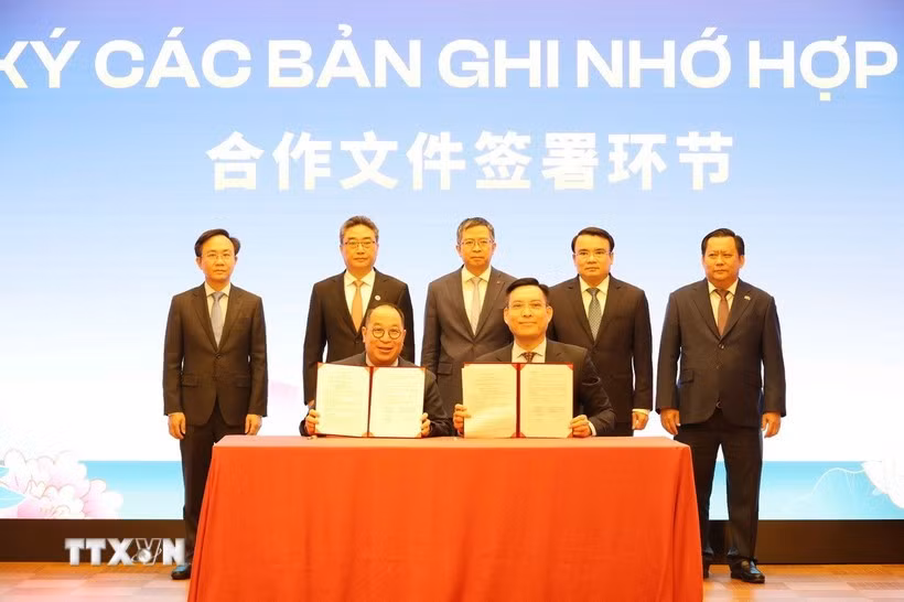 Signature des accords de coopération entre des entreprises vietnamiennes et chinoises Photo : VNA