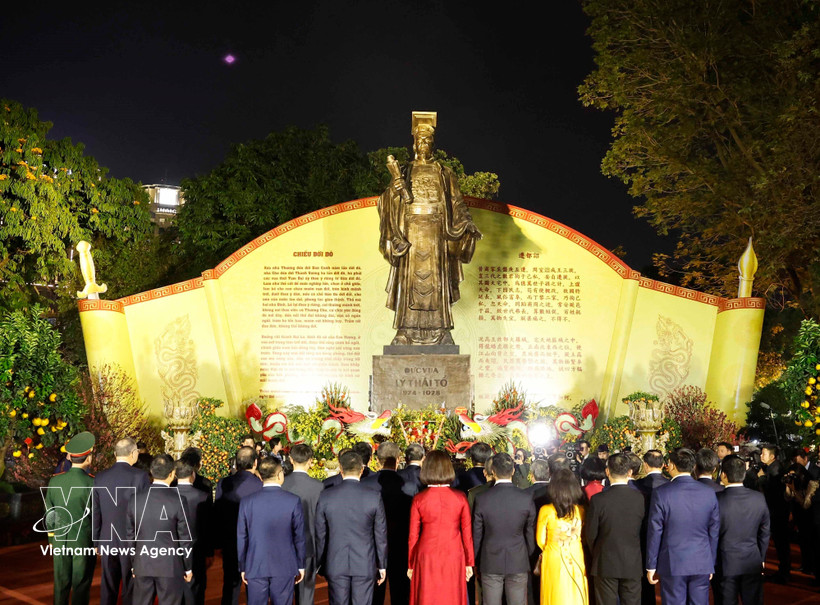Le secrétaire général To Lam se rend pour offrir de l’encens au monument dédié à l’empereur Ly Thai To à Hanoï. Photo : VNA