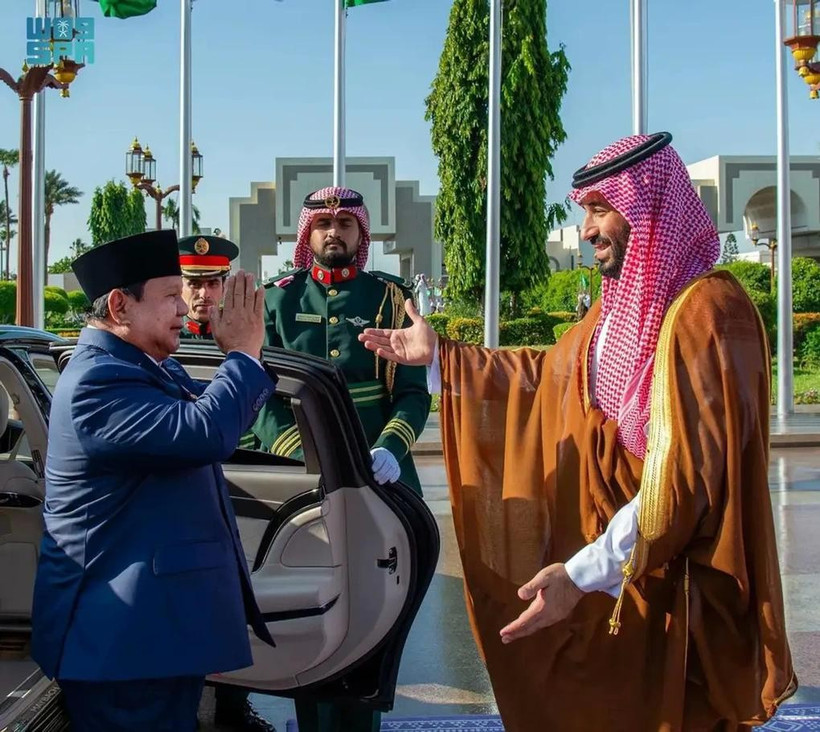 Le président indonésien Prabowo Subianto et le prince héritier saoudien Mohammed bin Salman bin Abdulaziz Al Saud. Photo : X/Dan Tri.