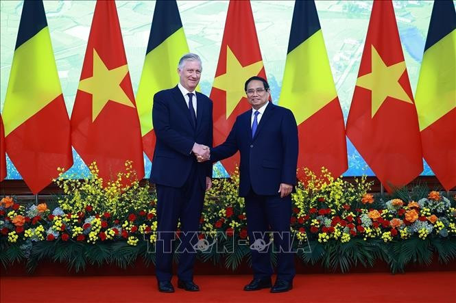 Le Premier ministre Pham Minh Chinh (droite) a eu le 1er avril à Hanoï une entrevue avec le roi Philippe de Belgique, en visite d'État au Vietnam. Photo : VNA