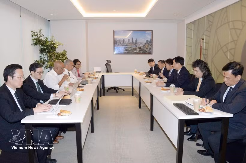 La séance de travail entre Nguyen Duy Ngoc, secrétaire du Comité central du Parti communiste du Vietnam, chef de la Commission centrale d’organisation du Parti et chef adjoint permanent du Comité directeur central sur le développement des sciences, des technologies, de l’innovation et de la transformation numérique (Comité directeur 57) et les responsables de l’Autorité de gestion de la ville portuaire de Colombo, au Sri Lanka. Photo : VNA