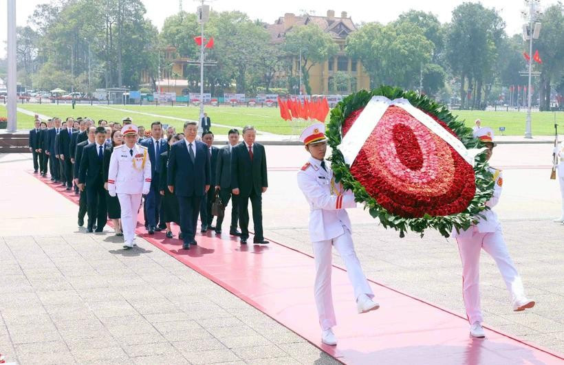 Le secrétaire général du Comité central du Parti communiste chinois et président chinois, Xi Jinping et une haute délégation chinoise rendent hommage au Président Hô Chi Minh en son mausolée à Hanoï. Photo : VNA