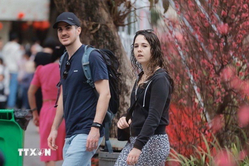 Des touristes étrangers à Hanoï à l'occasion du Nouvel An lunaire. Photo : VNA