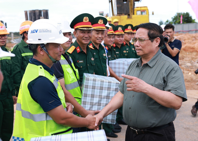 Le Premier ministre Pham Minh Chinh rencontre et offre des cadeaux aux unités de construction du terminal passagers T2 de l'aéroport de Dong Hoi. Photo : VNA