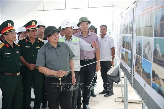 Le Premier ministre Pham Minh Chinh inspecte l'avancement du projet de tronçon Hau Giang - Ca Mau. Photo : VNA