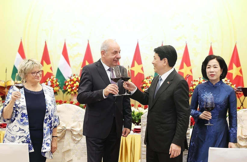 Le président Luong Cuong et son épouse président un banquet solennel en l’honneur du président hongrois Sulyok Tamas et de son épouse, en visite officielle au Vietnam. Photo : VNA
