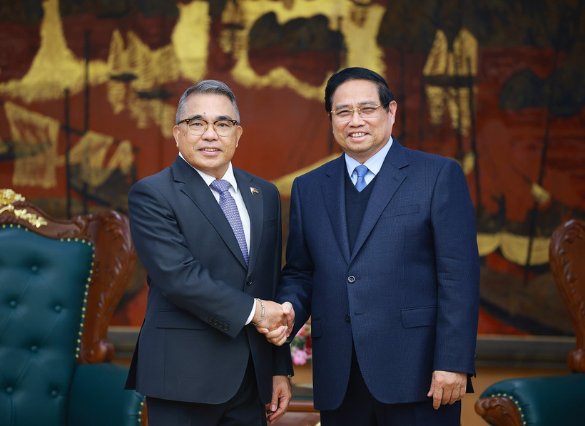 Le Premier ministre Pham Minh Chinh reçoit à Hanoï l’ambassadeur sortant des Philippines au Vietnam, Meynardo Los Banos Montealegre. Photo : VNA
