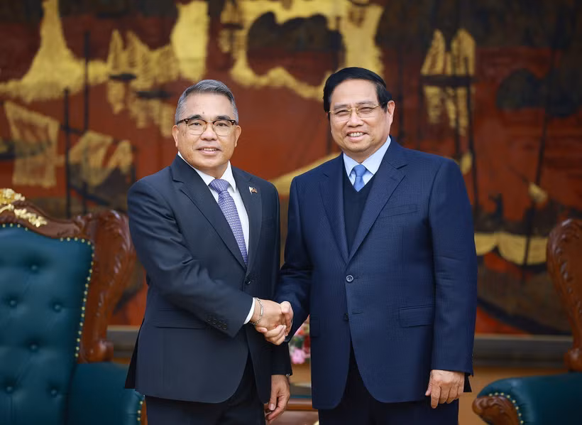 Le Premier ministre Pham Minh Chinh reçoit à Hanoï l’ambassadeur sortant des Philippines au Vietnam, Meynardo Los Banos Montealegre. Photo : VNA