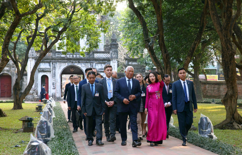 Le président du Conseil européen visite le Temple de la Littérature et la ligne de métro N°3 de Hanoï