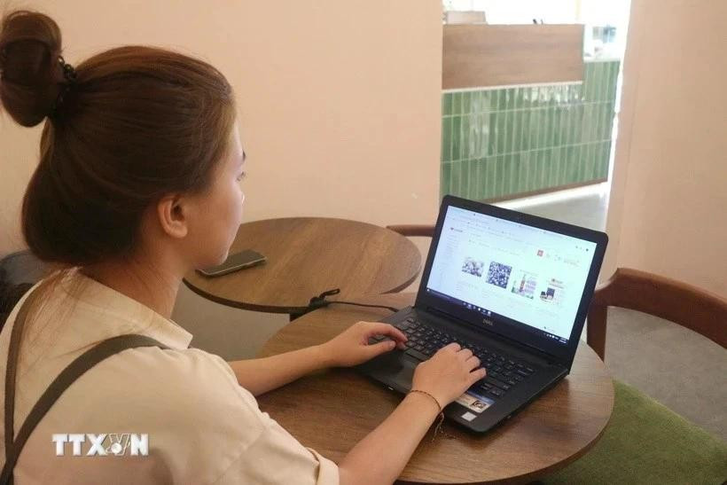 L'achat en ligne devient la tendance. Photo : VNA