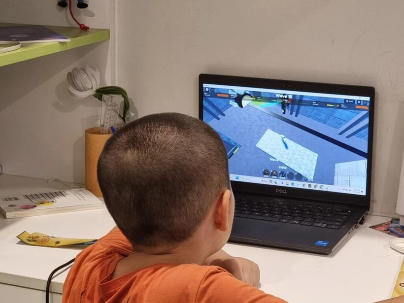 Le Vietnam compte environ 24,7 millions d’enfants, soit près de 25% de la population, qui utilisent les réseaux sociaux cinq à sept heures par jour. Photo : TT/CVN 