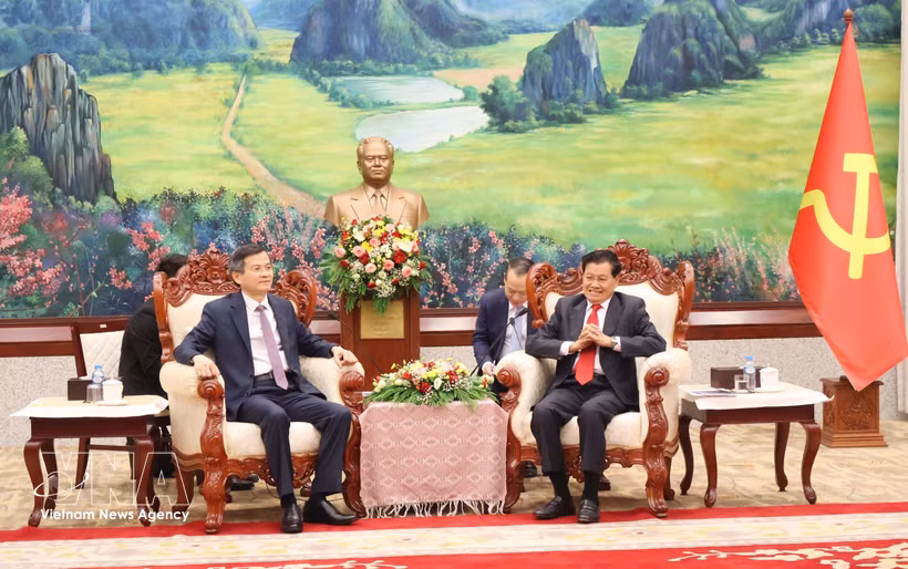 Doan Minh Huan (gauche), directeur de l'Académie nationale de politique Hô Chi Minh et secrétaire général du Parti populaire révolutionnaire lao et président du Laos, Thongloun Sisoulith. Photo : VNA