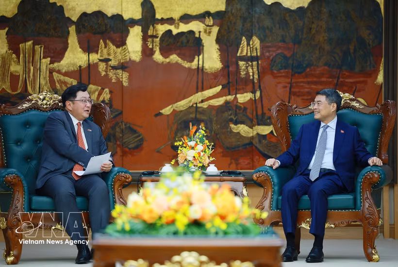 Le Premier ministre Le Minh Hung (droite) et l'ambassadeur de Malaisie au Vietnam, Tan Yang Thai. Photo : VNA