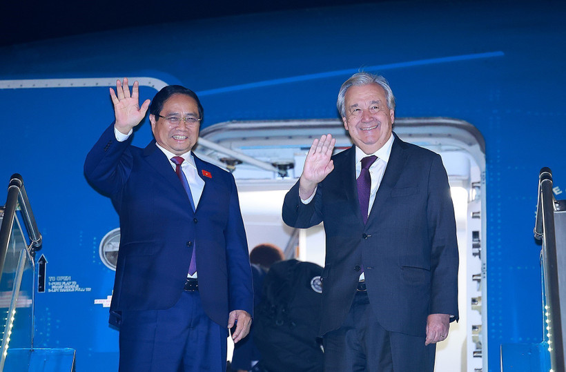 Le Premier ministre Pham Minh Chinh (gauche) et le secrétaire général des Nations Unies, António Guterres, quittent Hanoï pour la Malaisie. Photo : VNA