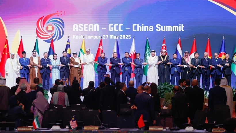 Le Premier ministre Pham Minh Chinh et les dirigeants de l'ASEAN, du CCG et de la Chine. Photo : VNA