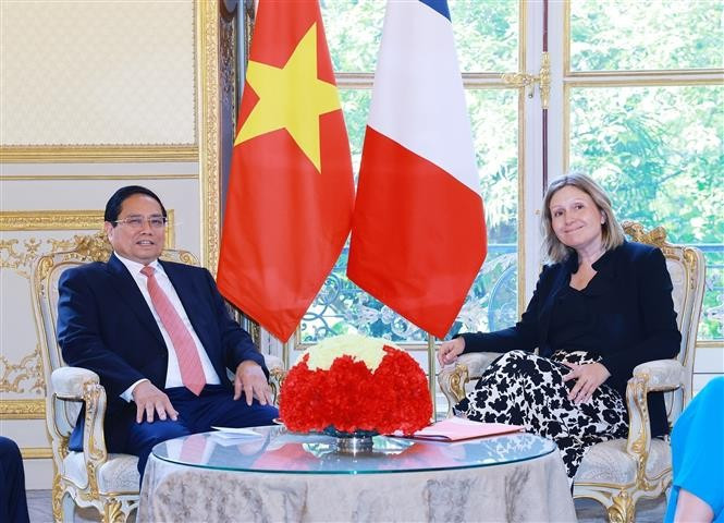 Le Premier ministre Pham Minh Chinh et la présidente de l'Assemblée nationale française Yaël Braun-Pivet, à Paris. Photo : VNA