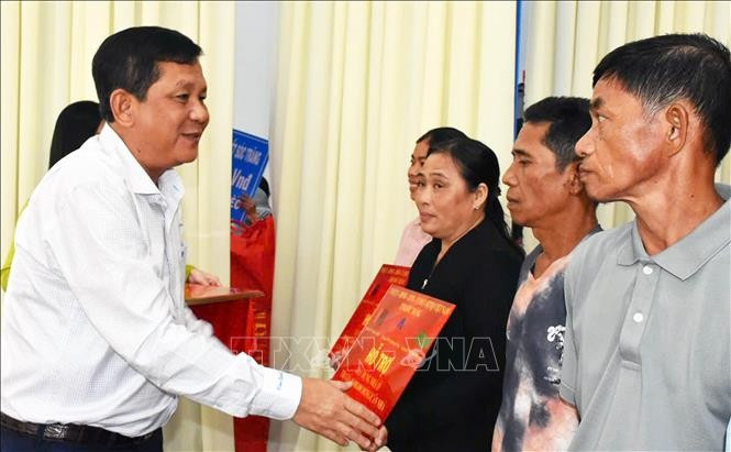 Duong Sa Kha, secrétaire du Comité du Parti de la ville de Vinh Chau (Soc Trang), a offert de nouvelles maisons aux ménages pauvres avant le Nouvel An. Photo : VNA