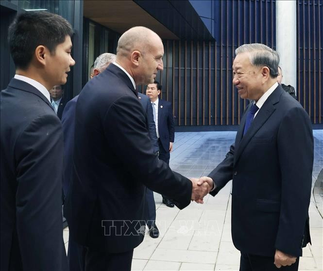 Le président bulgare Rumen Radev accueille le secrétaire général To Lam (droite) pour une visite à la société Samel 90. Photo : VNA
