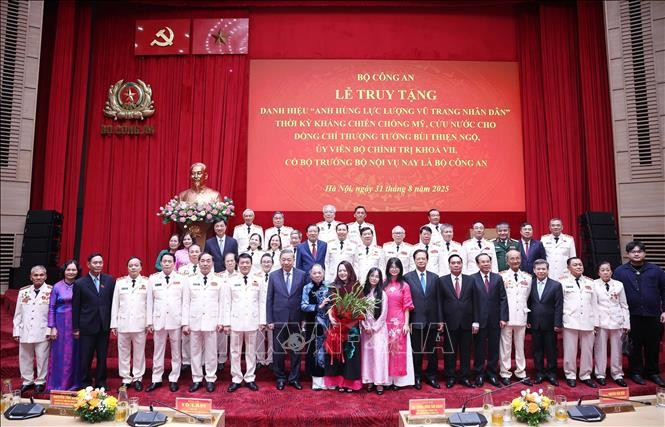 La cérémonie solennelle de remise à titre posthume du titre de Héros des Forces armées populaires pour le général Bui Thien Ngô. Photo : VNA
