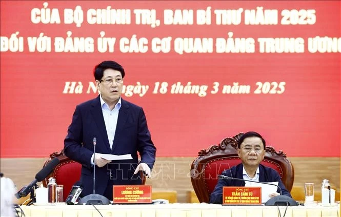 Le président Luong Cuong préside une réunion à Hanoï le 18 mars afin d'approuver le projet de rapport d’inspection de la mission sur les résultats de l'inspection du Comité du Parti des organes du ressort central. Photo : VNA