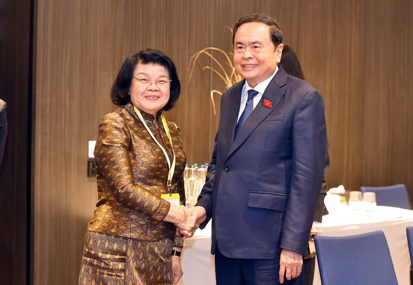 Le président de l’Assemblée nationale du Vietnam Trân Thanh Mân rencontre à Genève son homologue cambodgienne, Khuon Sudary. Photo : VNA
