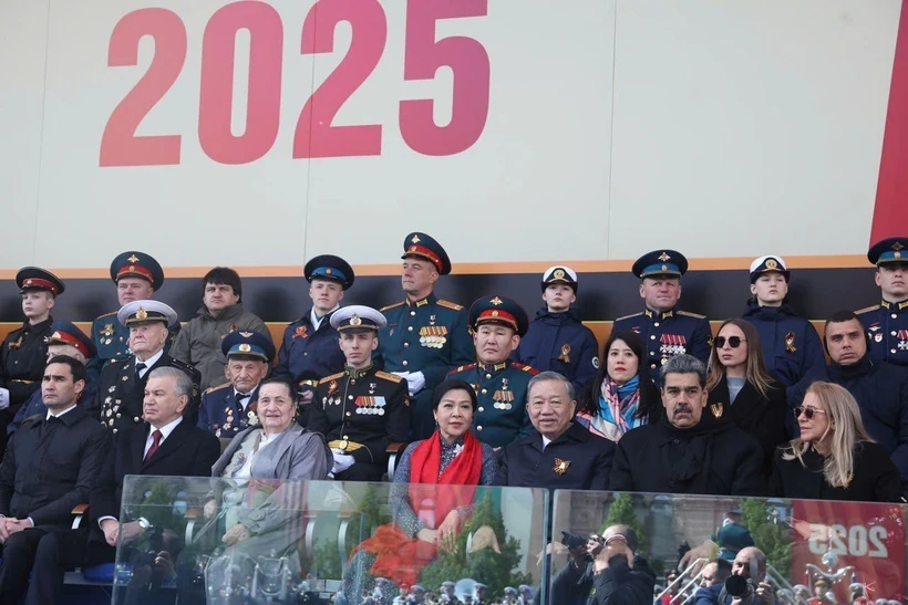 Le secrétaire général du Comité central du Parti communiste du Vietnam To Lam (4e à droite, première ligne) et son épouse Ngo Phuong Ly à la célébration de la Victoire dans la Grande Guerre patriotique. Photo : VNA