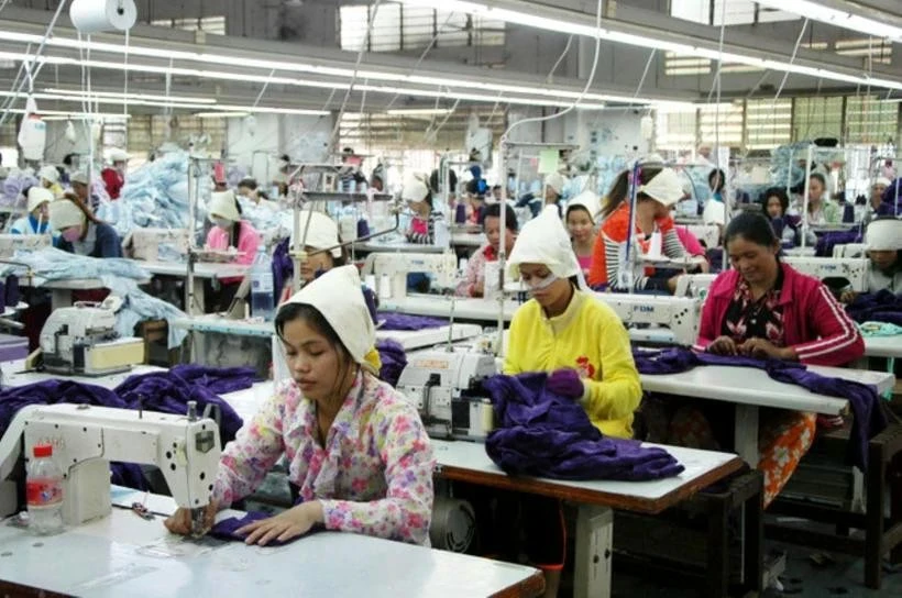 Dans un atelier de textile et d'habillement au Cambodge. Photo : VNA